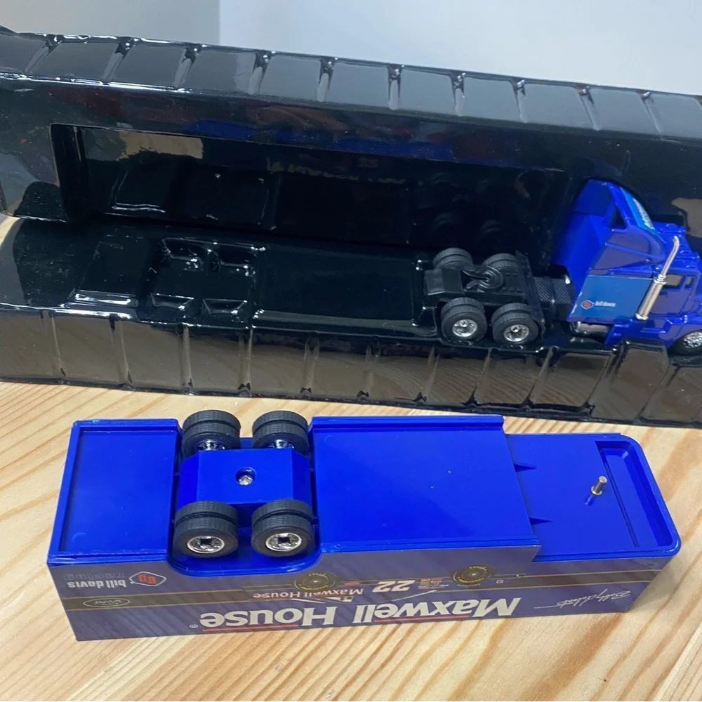 Racing Champions Maxwell House Raceway 1993 NASCAR Racing Team Transporter 1:64